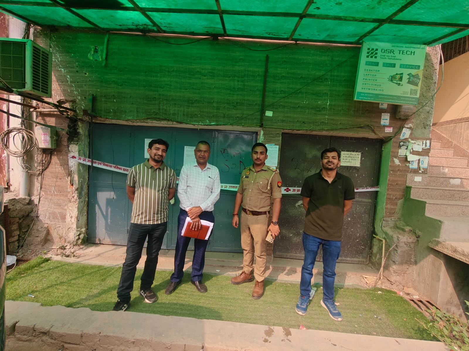 सीलिंग की कार्रवाई करते परिषद के अधिकारी
